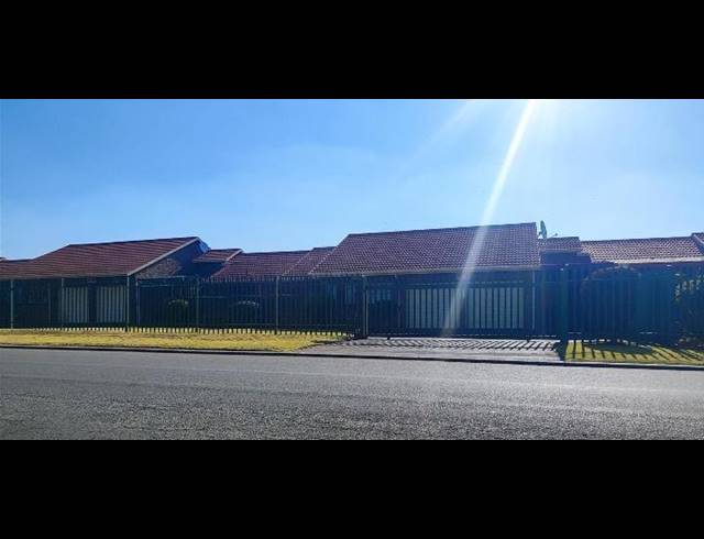 3 BEDROOM HOUSE FOR SALE IN BIRCHLEIGH NORTH